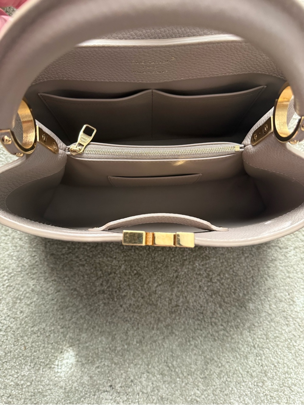 Louis Vuitton Pink Taupe Capucines Shoulder bag - Picture 3 of 16